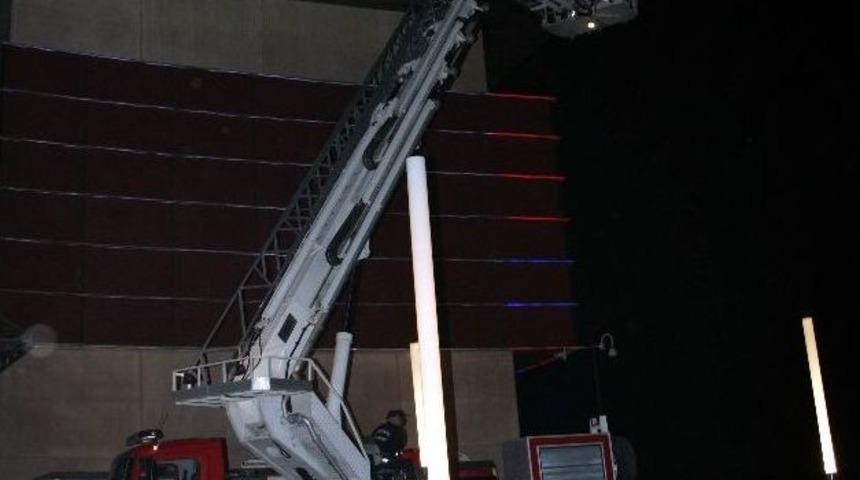 Avm&rsquo;nin Terasına &Ccedil;ıkan Ve İntihar Etmek İsteyen Şahıs G&uuml;&ccedil;l&uuml;kle İkna Edildi