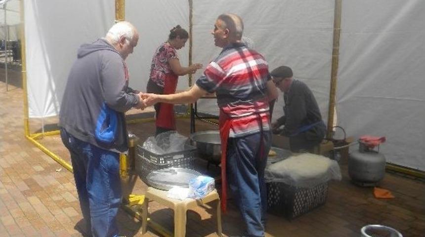 S&uuml;leymanpaşa Belediyesi Mira&ccedil; Kandili Dolayısıyla Lokma Dağıttı