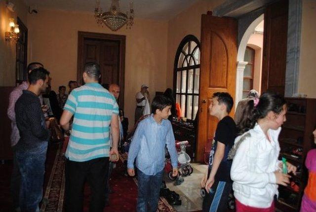 (&ouml;zel Haber) Yağmurdan Ka&ccedil;an Vatandaşlar Camiye Sığındı 1