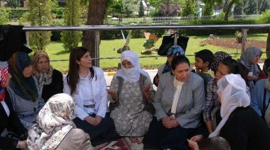 Kadın Vekiller &Ccedil;ocukları Dağa Ka&ccedil;ırılan Annelere Destek Verdi