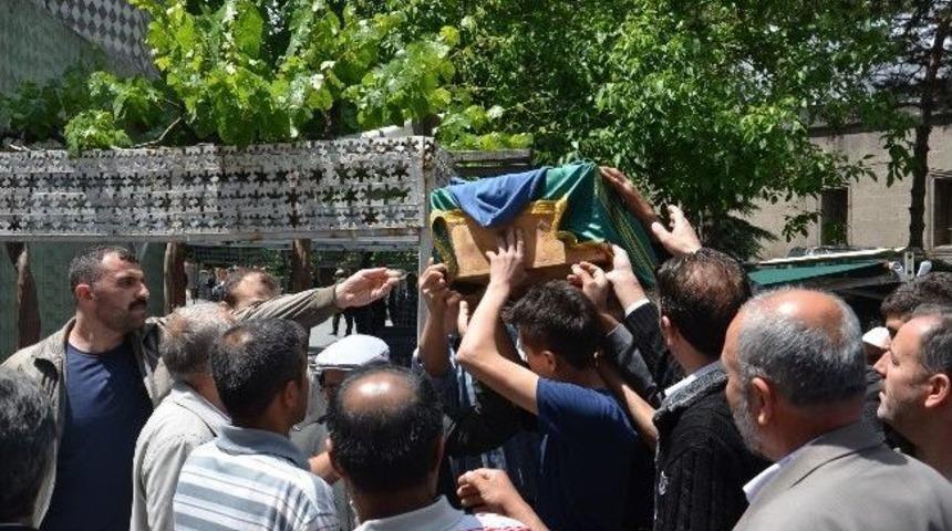 Babasının &Ouml;ld&uuml;rd&uuml;ğ&uuml; 3 Yaşındaki &Ccedil;ocuk Toprağa Verildi