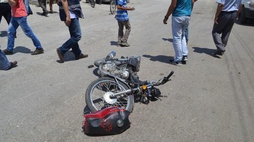 Motosikletle Otomobil &Ccedil;arpıştı: 1 Yaralı