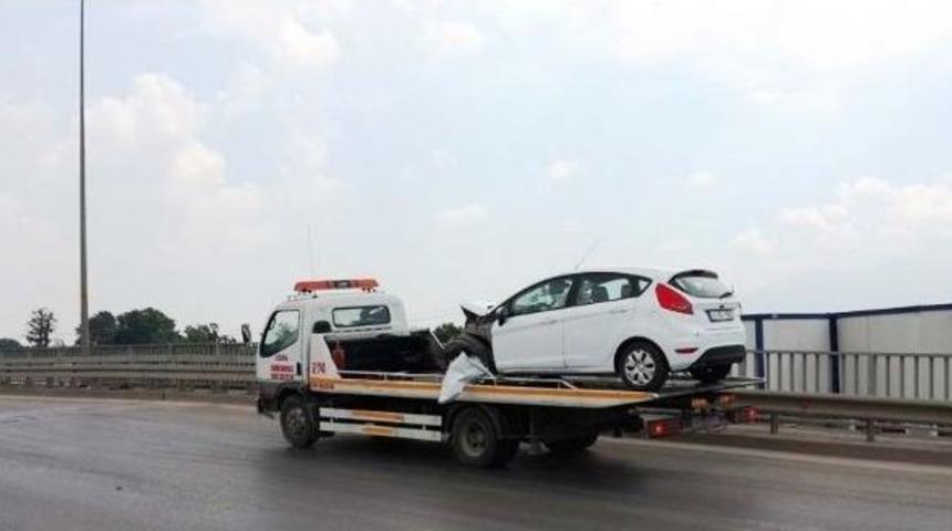 Virajı Alamayan Ara&ccedil; Bariyerlere Girdi: 1 Yaralı