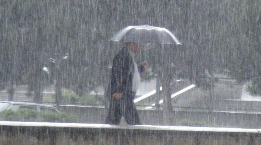 Sağanak Yağış Yaya Ve S&uuml;r&uuml;c&uuml;lere Zor Anlar Yaşattı