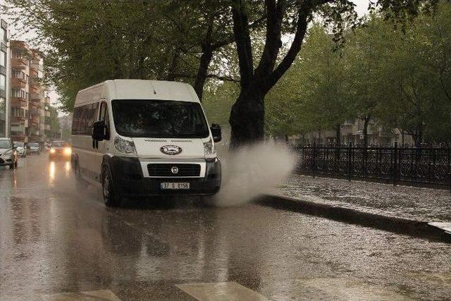 Sağanak Yağış Yaya Ve Sürücülere Zor Anlar Yaşattı