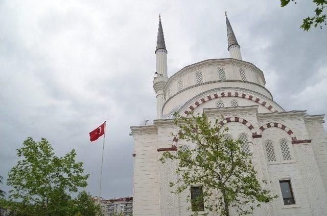 Tosya Osmanlı Camii Kandil Akşamına Boynu Bükük Giriyor