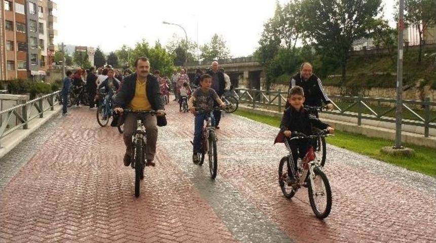 Sağlıklı Yaşam İ&ccedil;in Bisiklete Bindiler