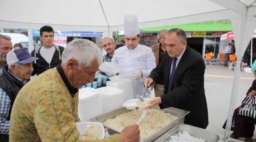 Başkan Yılmaz Vatandaşa Kandil Pilavı Dağıttı