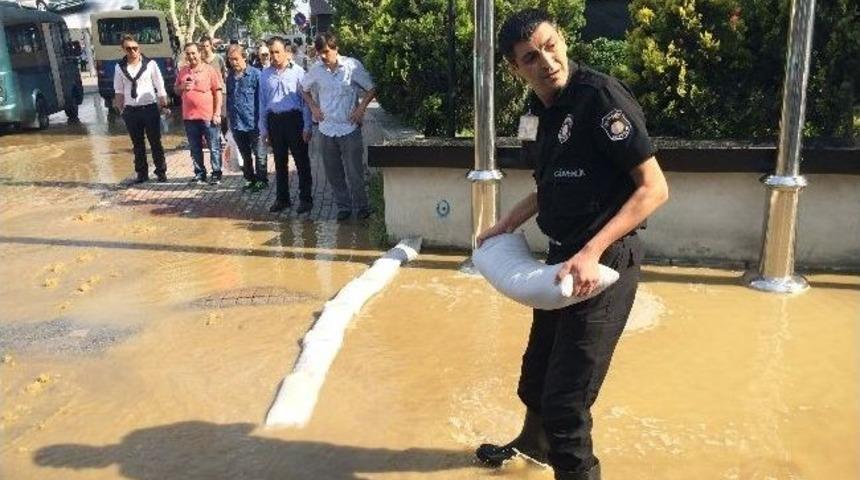 (&ouml;zel Haber) Levent'te Su Borusu Patladı, Yollar G&ouml;le D&ouml;nd&uuml;