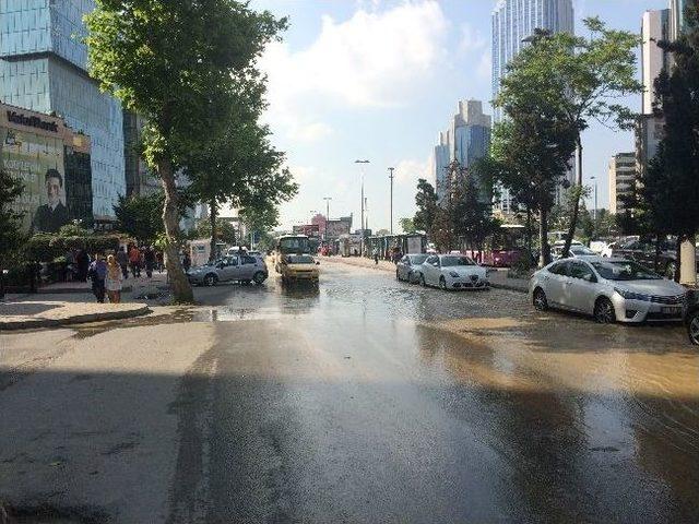 (özel Haber) Levent'te Su Borusu Patladı, Yollar Göle Döndü