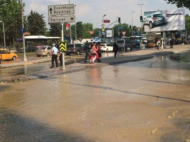 (özel Haber) Levent'te Su Borusu Patladı, Yollar Göle Döndü