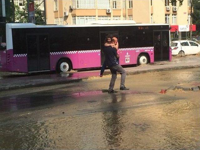 (özel Haber) Levent'te Su Borusu Patladı, Yollar Göle Döndü