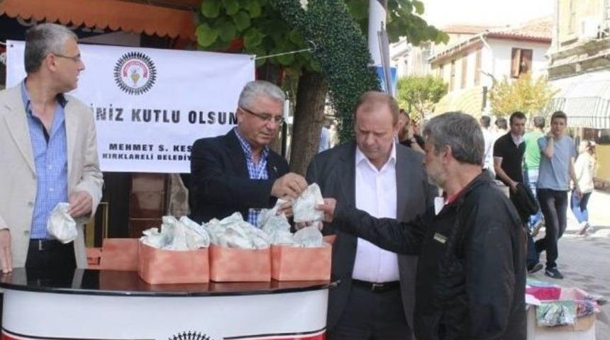 Kırklareli Belediyesi Vatandaşlara Kandil Simidi Dağıttı