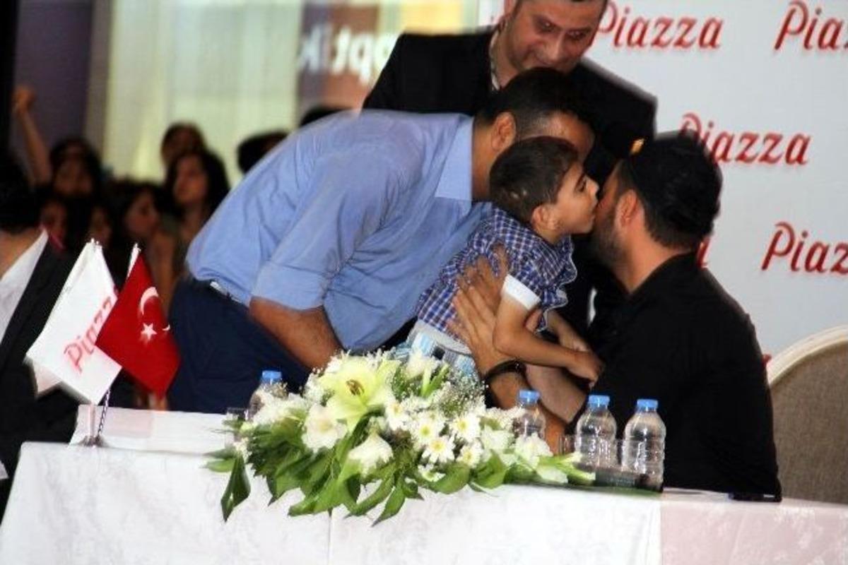 G&ouml;khan &Ouml;zen Hayranları İle Alışveriş Merkezinde Buluştu