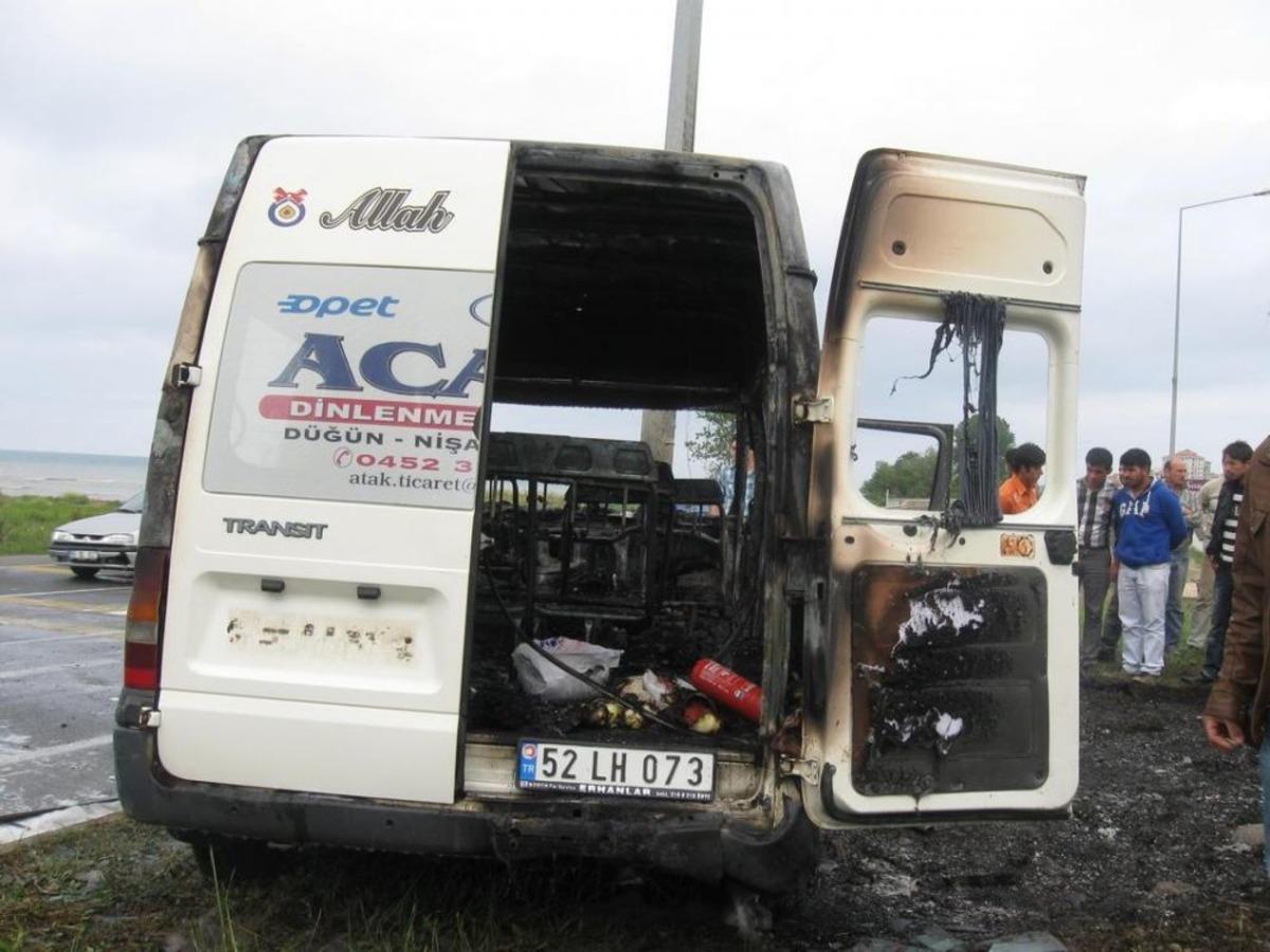 Cenaze Teslim Almaya Gidenleri Taşıyan Minib&uuml;s Kaza Yaptı