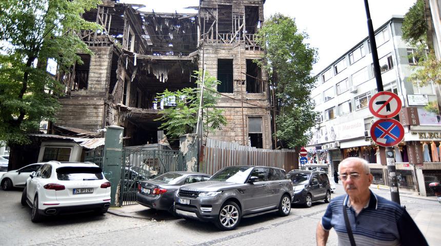 Tarihi konak &ccedil;&ouml;kmek &uuml;zere, &ccedil;evre sakinleri endişeli