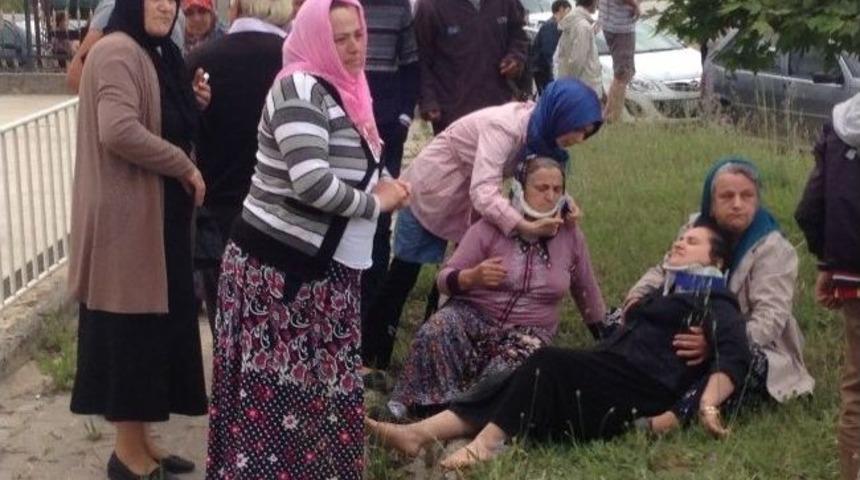 Kamyonet İle &Ccedil;arpışan Minib&uuml;s Alev Aldı: 12 Yaralı