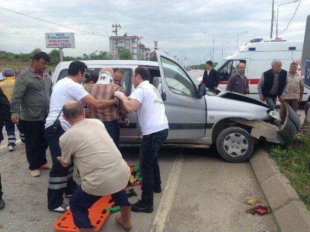 Kamyonet İle &Ccedil;arpışan Minib&uuml;s Alev Aldı: 12 Yaralı 1