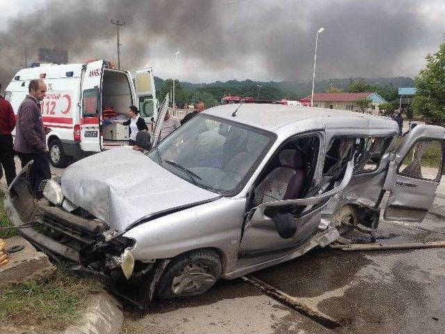 Kamyonet İle &Ccedil;arpışan Minib&uuml;s Alev Aldı: 12 Yaralı 2