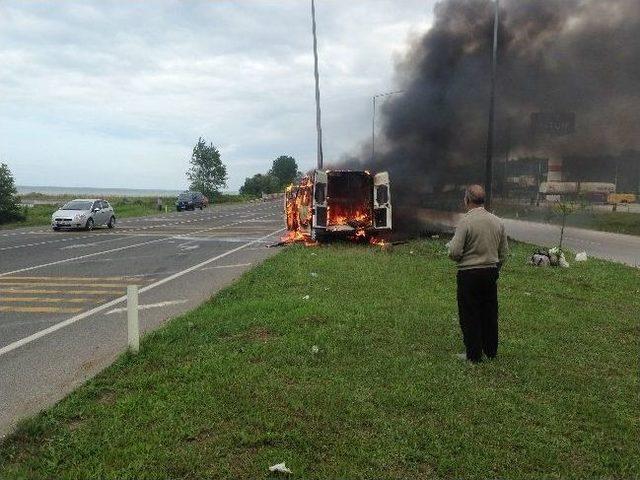 Kamyonet İle &Ccedil;arpışan Minib&uuml;s Alev Aldı: 12 Yaralı 3