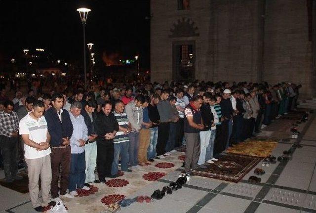 Mira&ccedil; Kandili&rsquo;nde Halk Mevlana ya Akın Eti 1