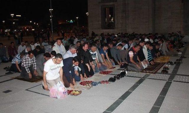 Mira&ccedil; Kandili&rsquo;nde Halk Mevlana ya Akın Eti 2