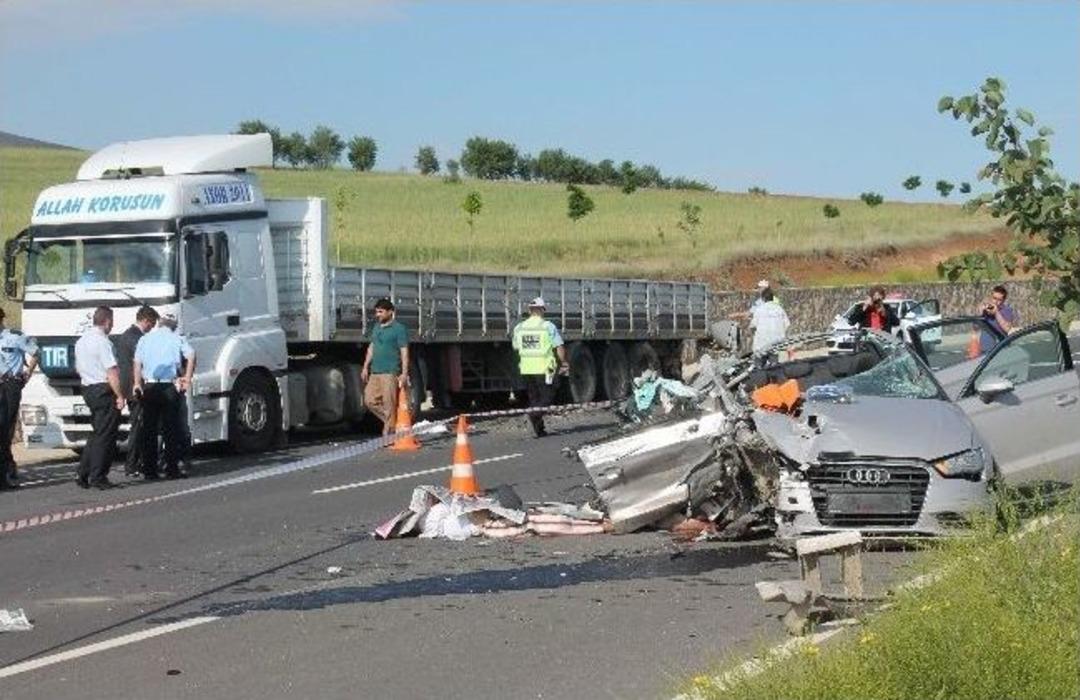 Otomobil, Park Halindeki Tır'a &Ccedil;arptı: 2 &Ouml;l&uuml;, 2 Yaralı