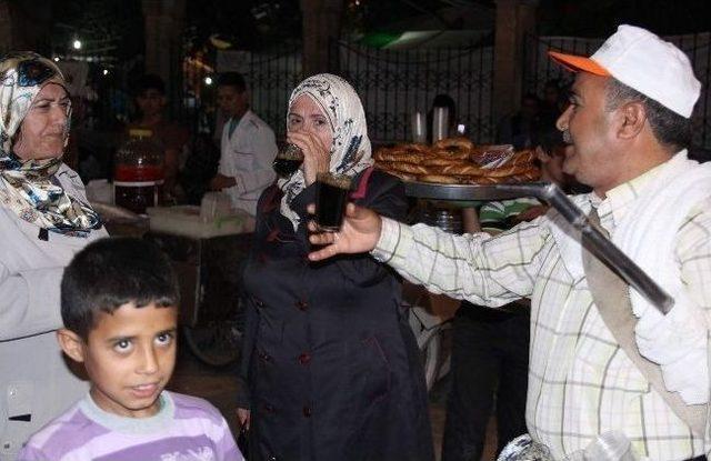 Kandil, Seyyar Satıcıların Yüzünü Güldürdü