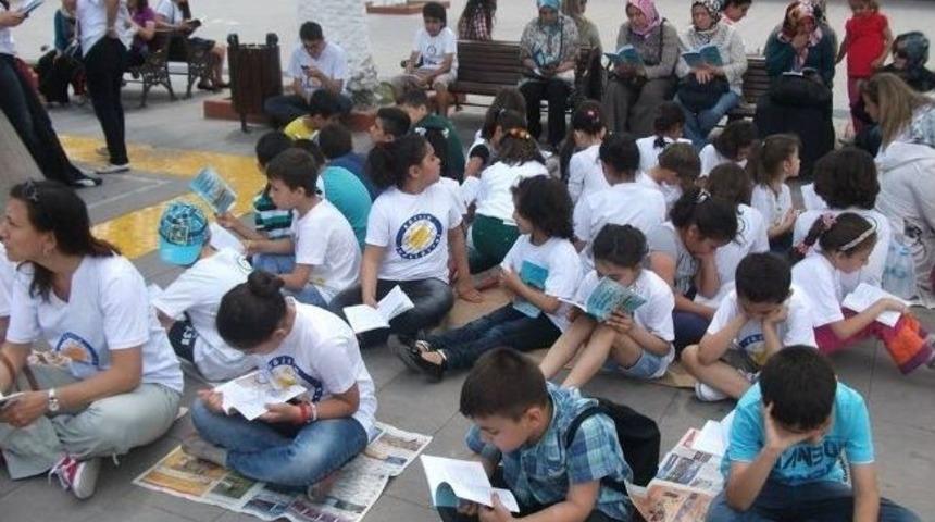 İstasyonda Ve Trende Kitap Okuyun Çağrısı