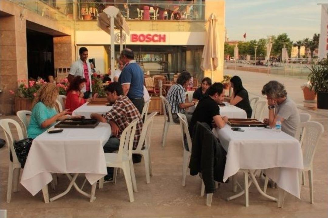 Urla&rsquo;da Tavla Turnuvası D&uuml;zenlendi