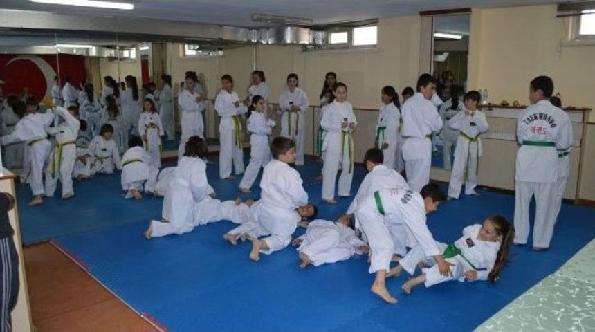 &Ccedil;ubuk&rsquo;ta 34 Sporcu Kuşak Terfi İmtihanı Heyecanı Yaşadı