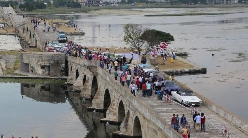 Tarihi K&ouml;pr&uuml;de &ldquo;klasik Otomobil&rdquo; Nostaljisi