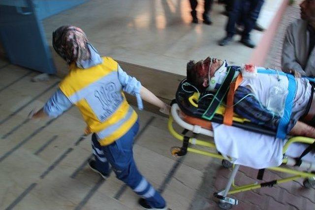 G&ouml;ksun da Trafik Kazası: 3 Yaralı 1