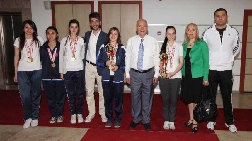 Halk Oyunlarının Yıldız Kızları