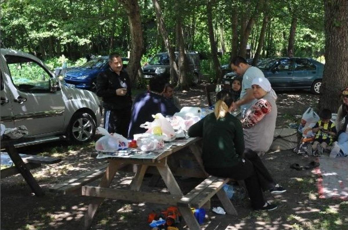 Ak&ccedil;akoca'da Hafta Sonu Plajlar Ve Piknik Alanları Doldu