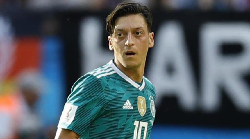 Roman ve s&ouml;z yazarı Paulo Coelho'dan Mesut &Ouml;zil paylaşımı