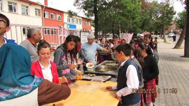 1 Eyl&uuml;l İmam Hatip Orta Okulu Soma Şehitleri İ&ccedil;in Lokma Dağıttı 1