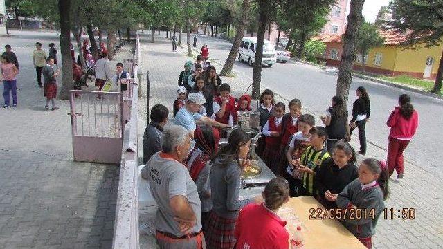 1 Eyl&uuml;l İmam Hatip Orta Okulu Soma Şehitleri İ&ccedil;in Lokma Dağıttı 2