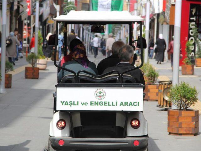 Yürümekte Zorlanan Yaşlıların Imdadına Golf Aracı Yetişiyor