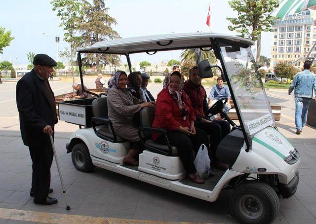 Yürümekte Zorlanan Yaşlıların Imdadına Golf Aracı Yetişiyor