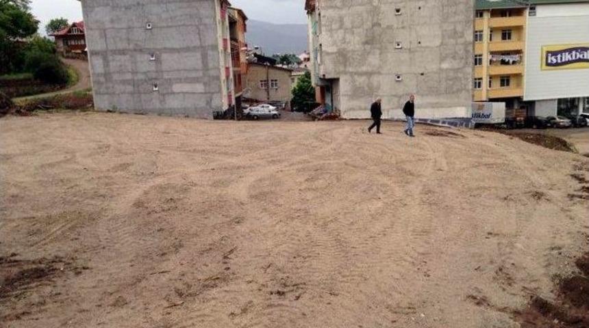 Koyulhisar&rsquo;da Otopark Sorunu &Ccedil;&ouml;z&uuml;l&uuml;yor