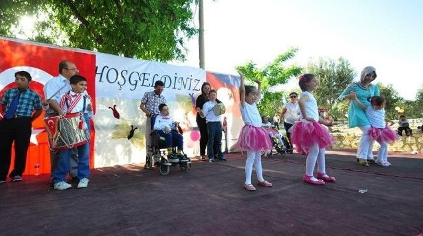 Engelliler Fo&ccedil;alılara Duygusal Anlar Yaşattı