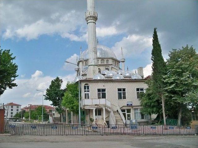 Tekirdağ'da Depremde Minaresi Yıkılan Cami İbadete Kapatıldı