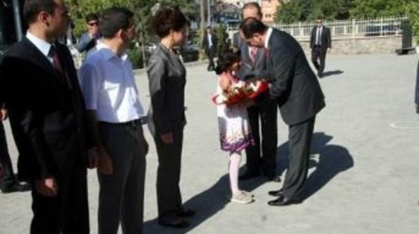 Vali Kalkan&rsquo;dan Veda Mesajı