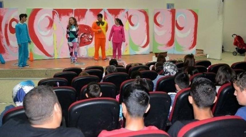 &Ccedil;ocuk Hastalara Tiyatro Oyunu