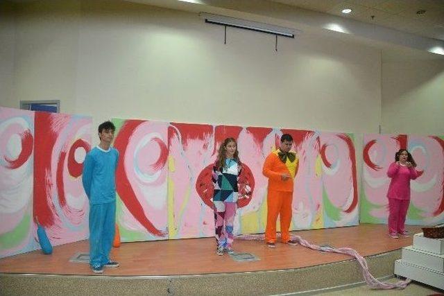 &Ccedil;ocuk Hastalara Tiyatro Oyunu 1