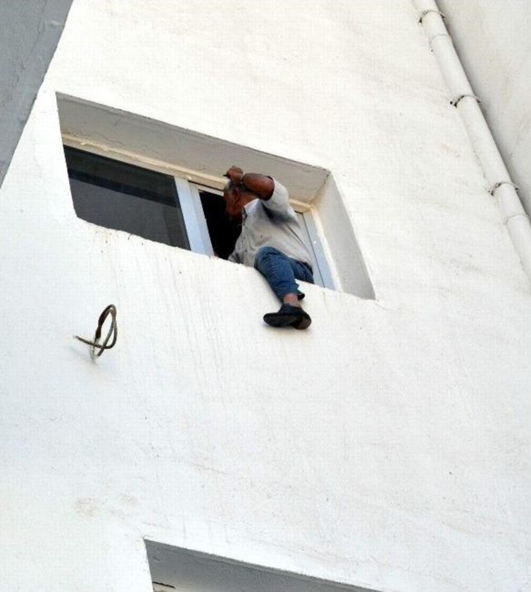 Sgk Binasında İntihar Girişimi