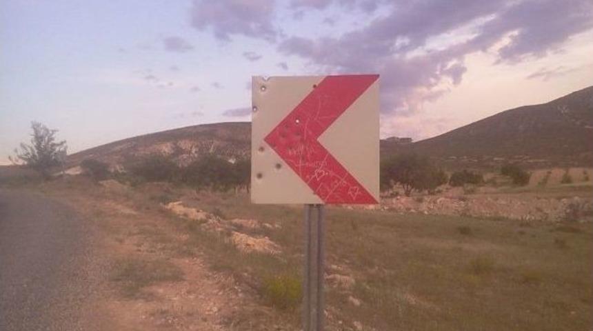 Magandalar Yol Tabelalarına Zarar Veriyor