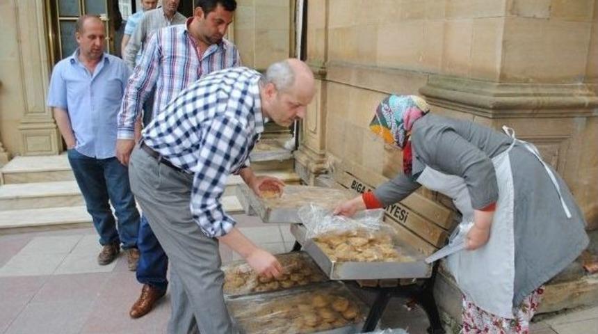 Biga Belediyesi Kandil Helvası Dağıttı