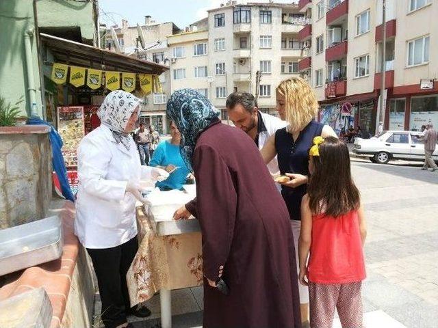 Biga Belediyesi Kandil Helvası Dağıttı